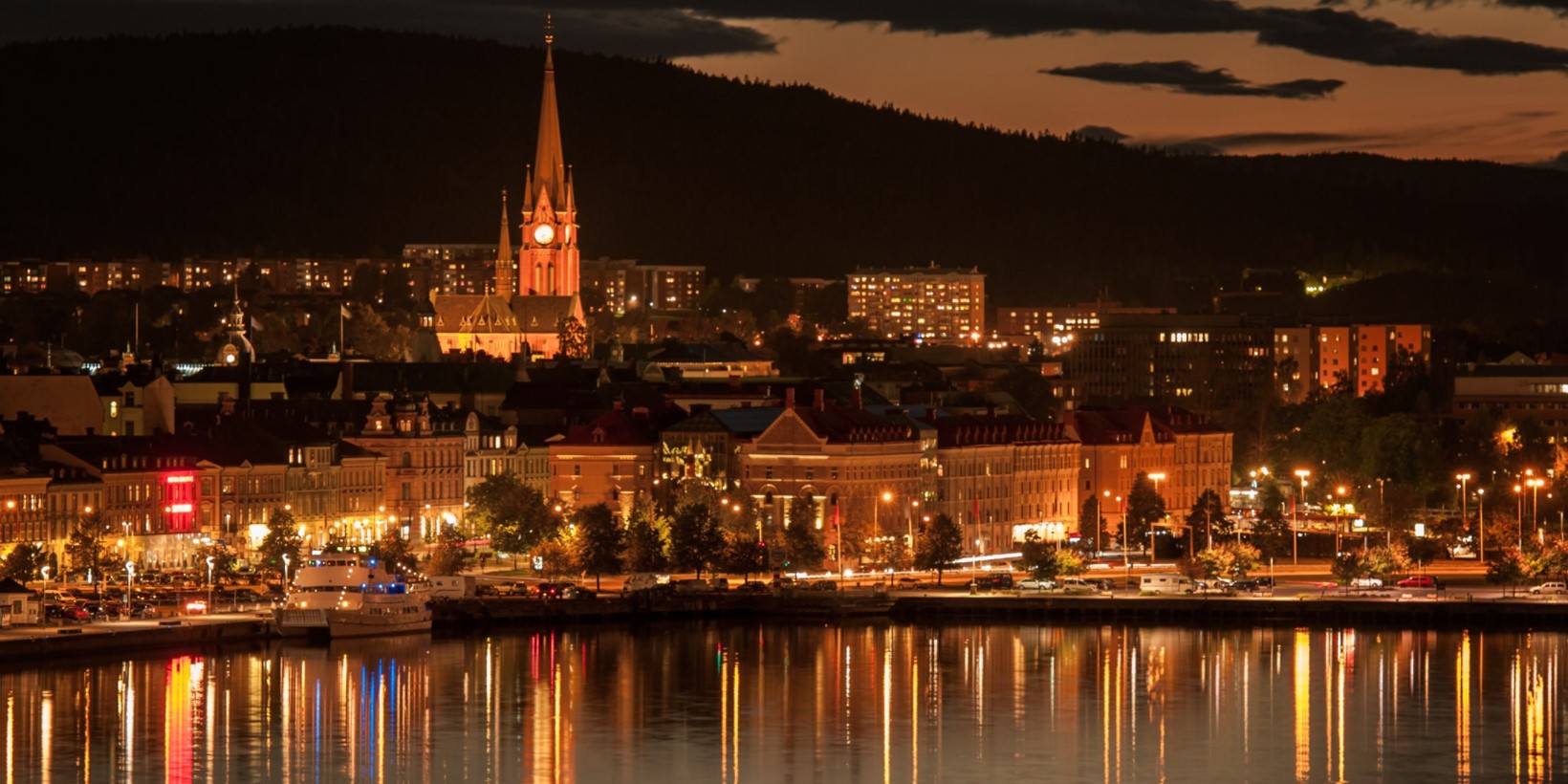 Bild som visar centrala Sundsvalls i kvällsljus.